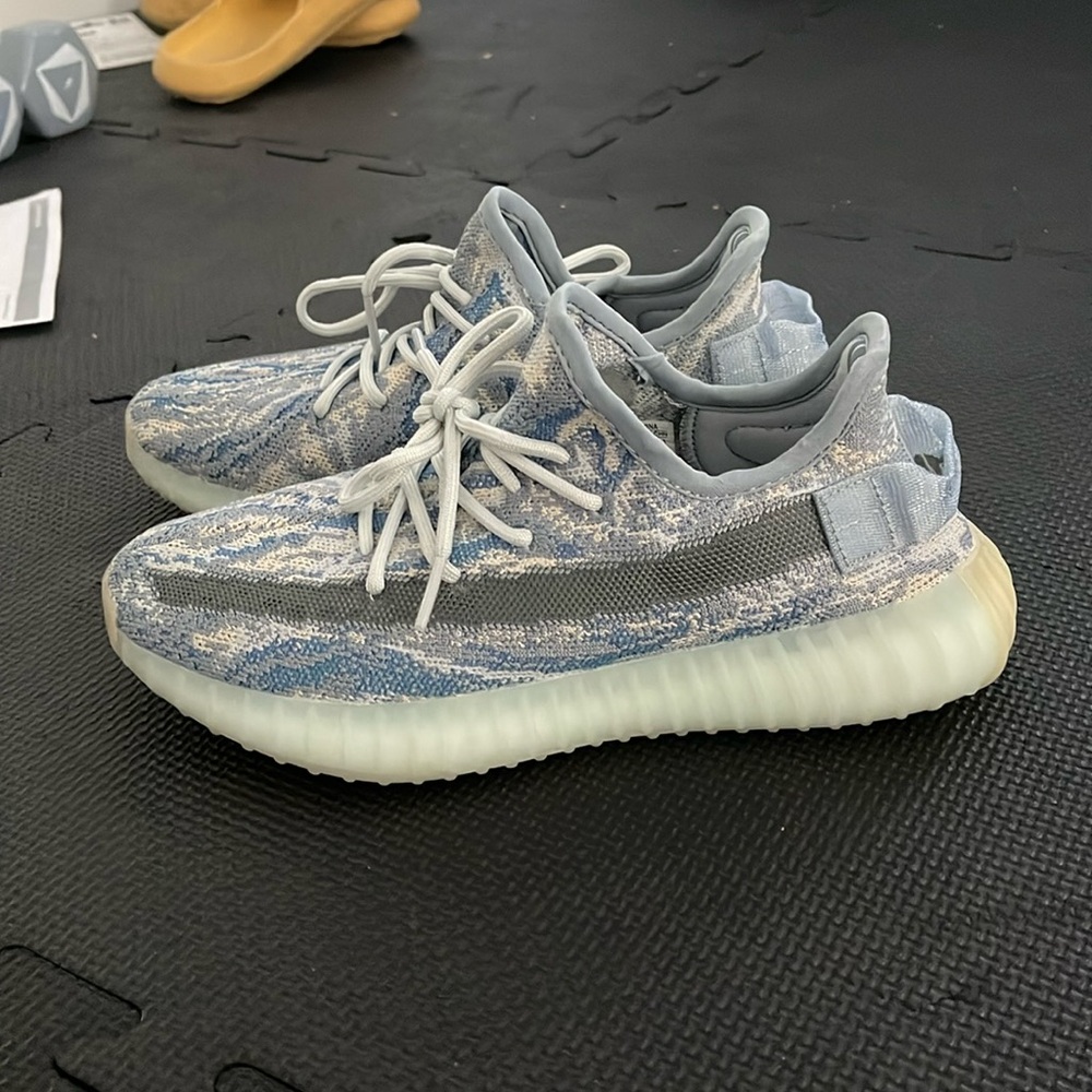 Yeezys 350v2 to small never worn